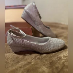 Belladia sparkly silver round toe ankle strapped wedges (9 women)